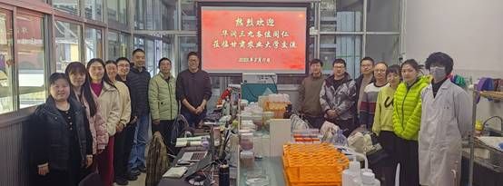 一群人在商店里 AI 生成的内容可能不正确。
