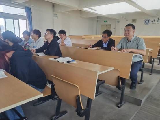 会议室里的人们 描述已自动生成