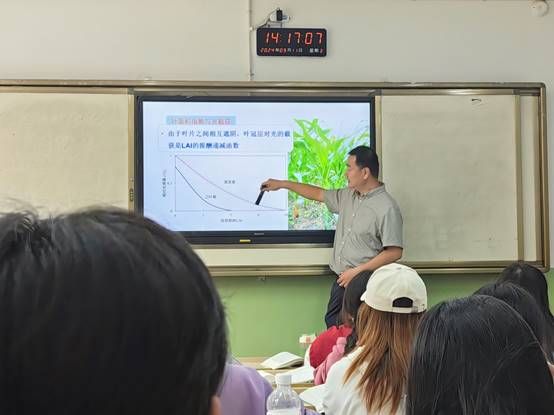 一群人在开会 中度可信度描述已自动生成
